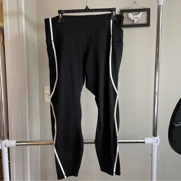 NWT Women’s Black XXL Front Pocket Fashion Leggings With Tan & White Trim - Picture 1 of 6
